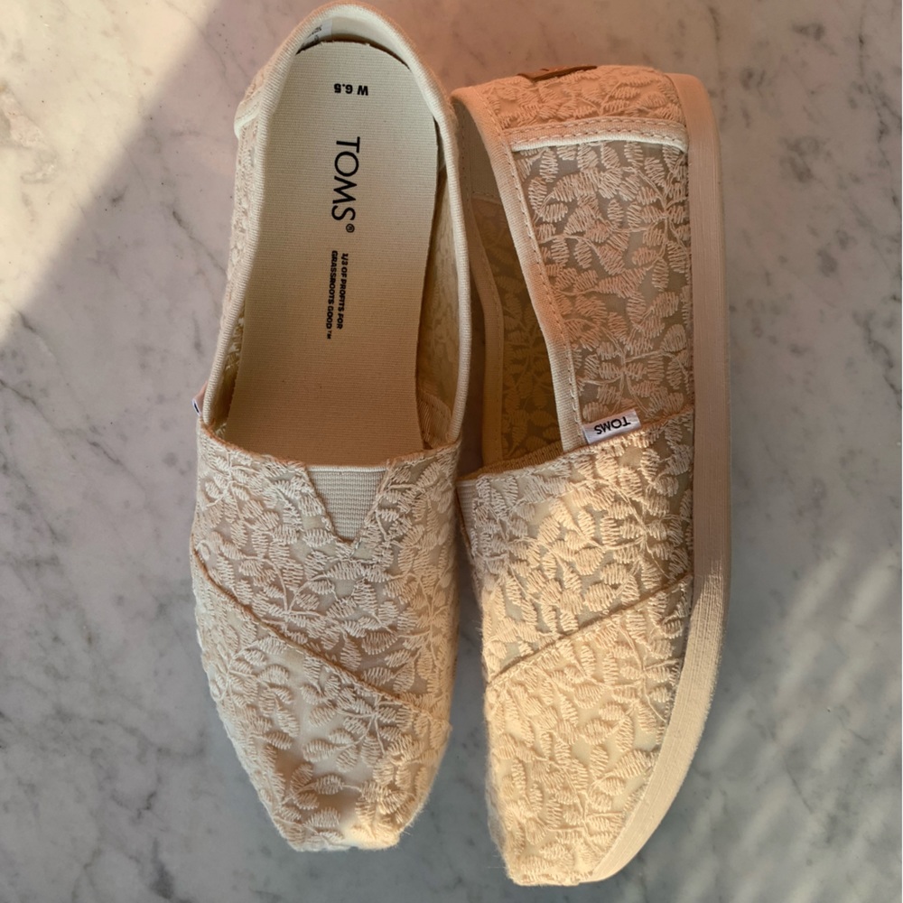 NWOT Toms women slip on shoes | nude/cream | Size 6.5